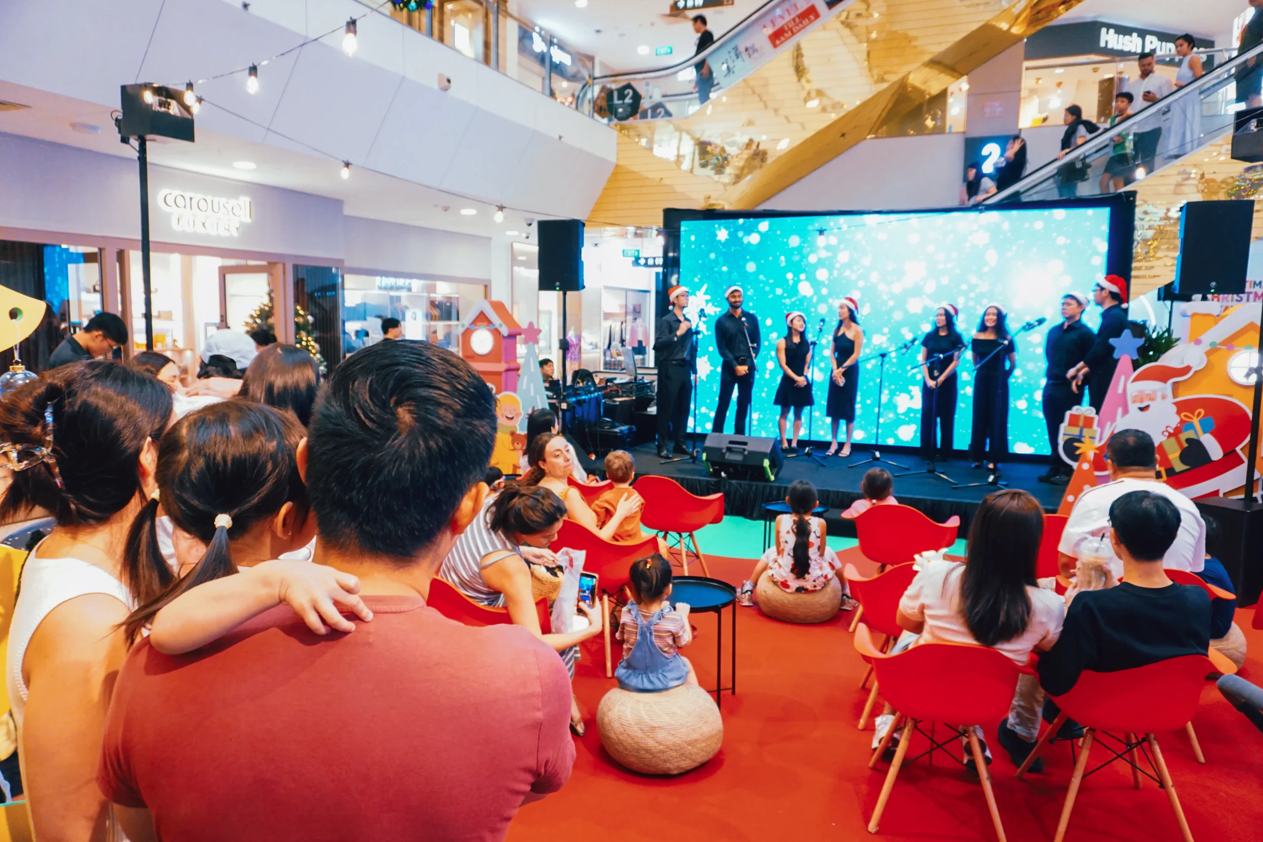 christmas-mall-atrium-stage-performance