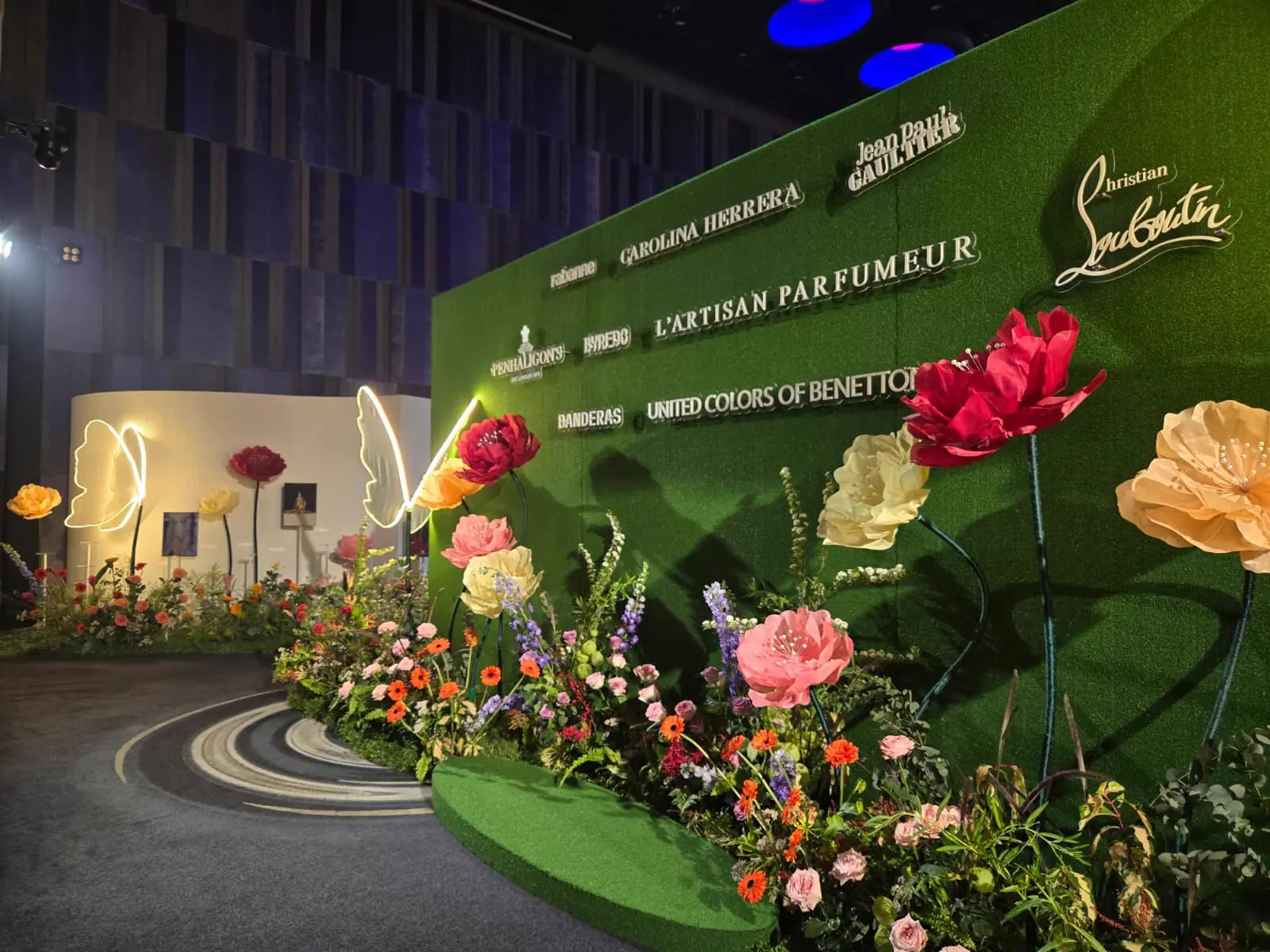 custom-green-wall-event-fabrication-multi-brand-showcase