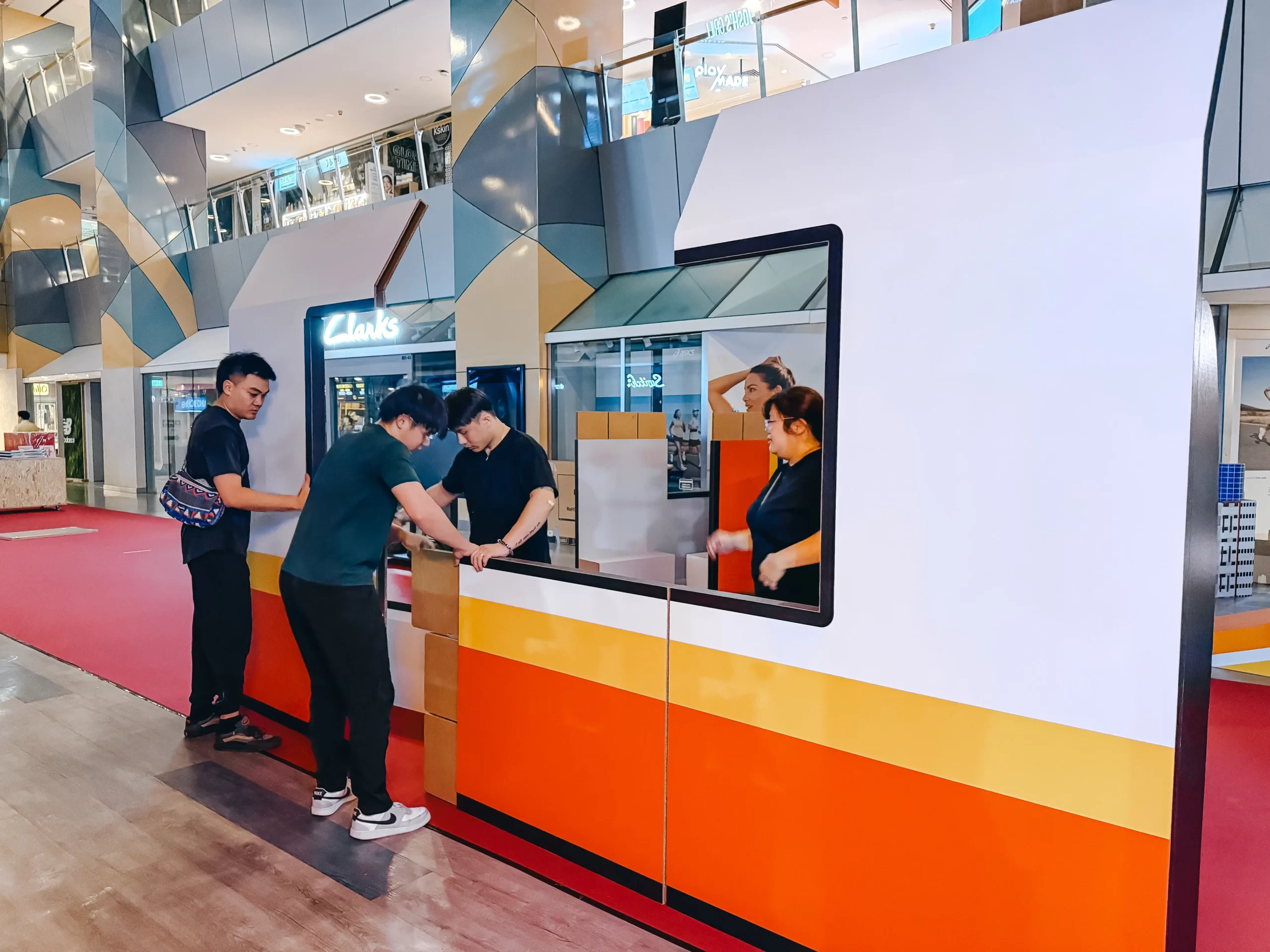 custom-retail-pop-up-booth-fabrication-setup