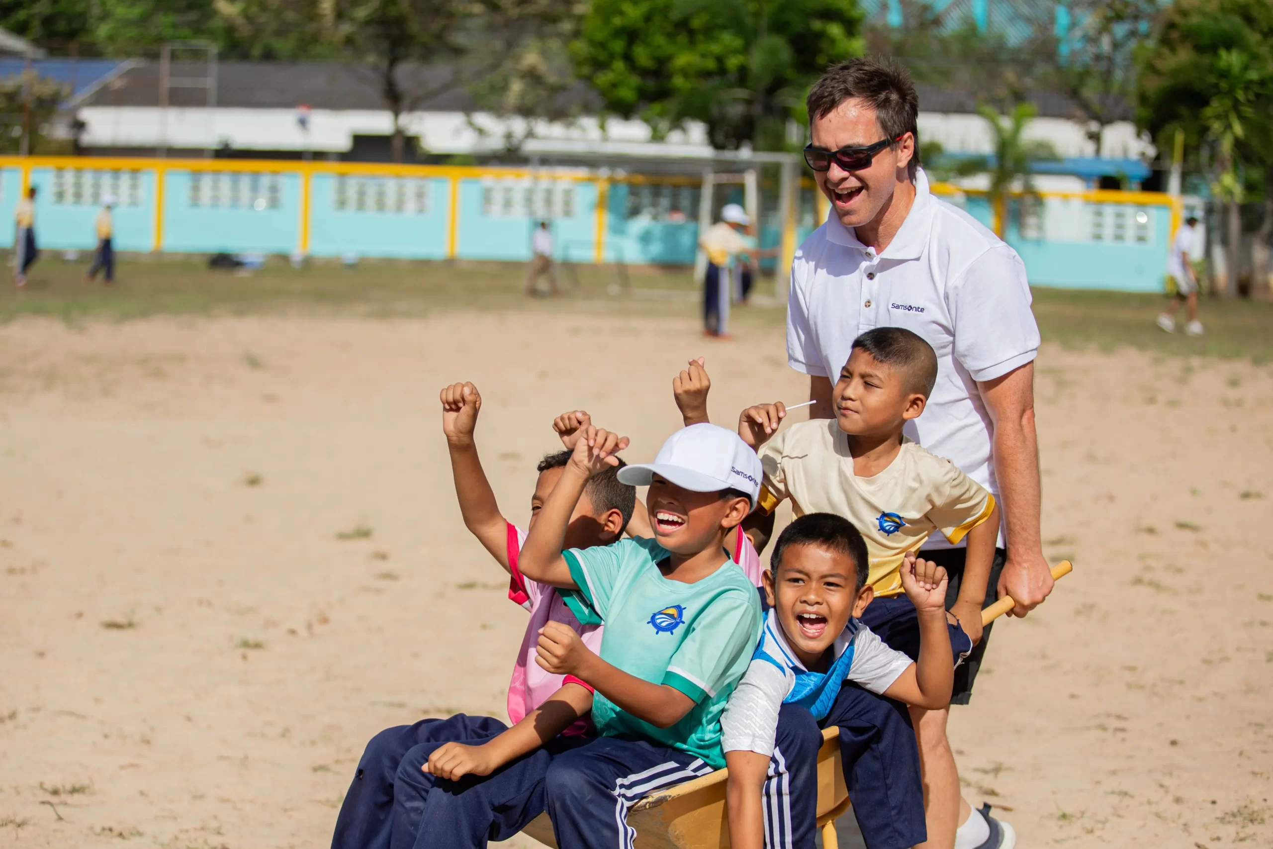employee-team-bonding-through-charity-volunteer-activities