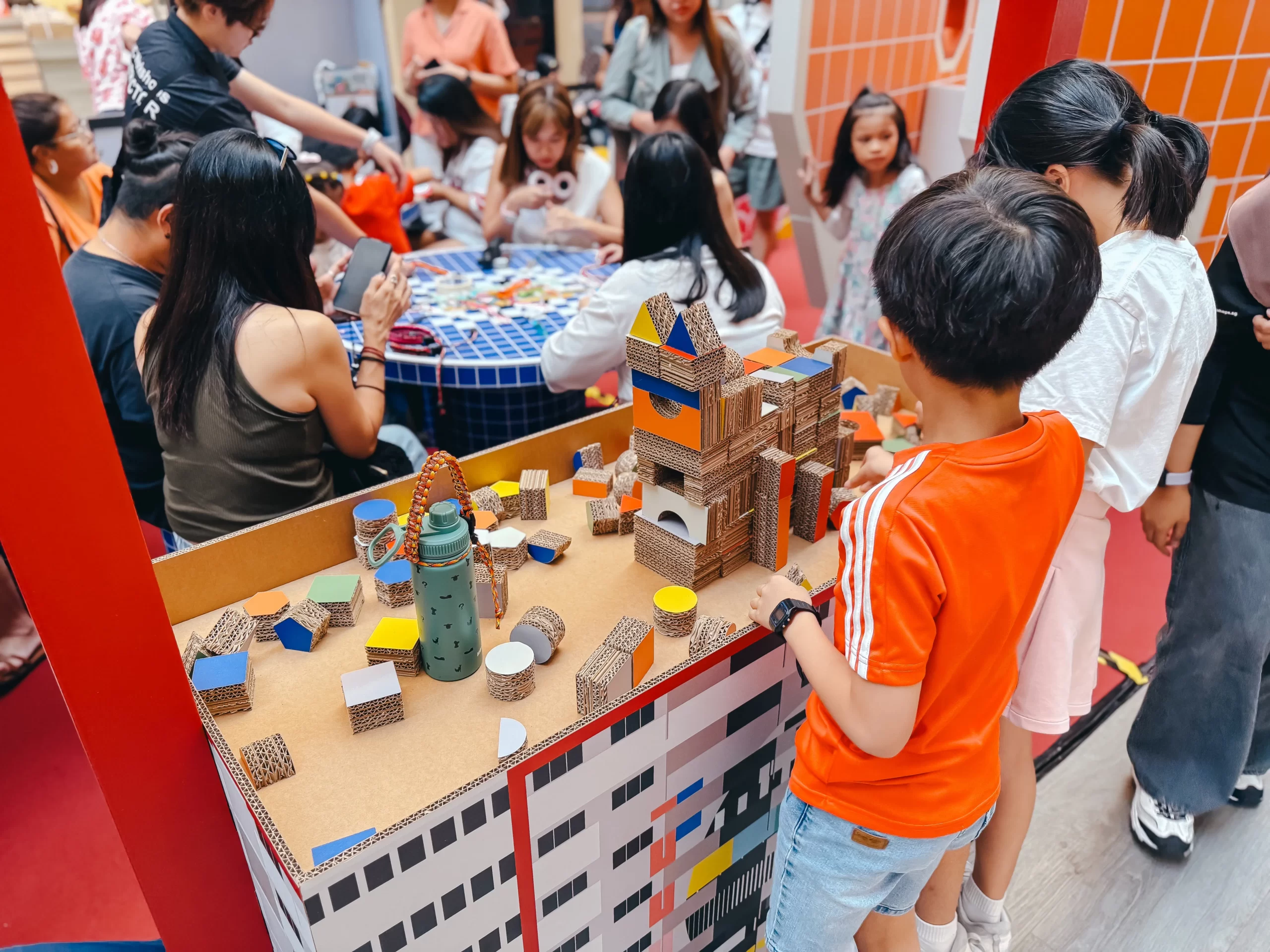 interactive-cardboard-building-workshop-mall-activation