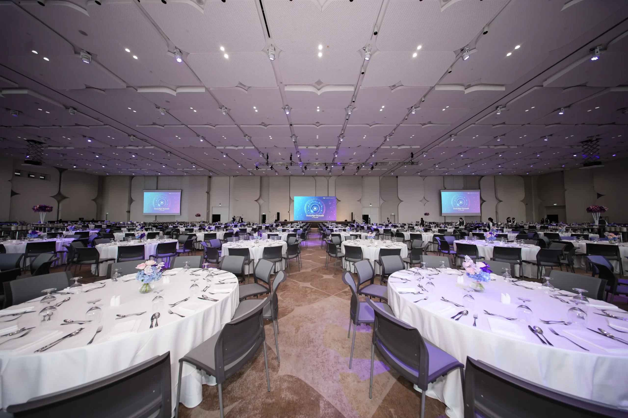 large-scale-corporate-gala-dinner-and-banquet-setup