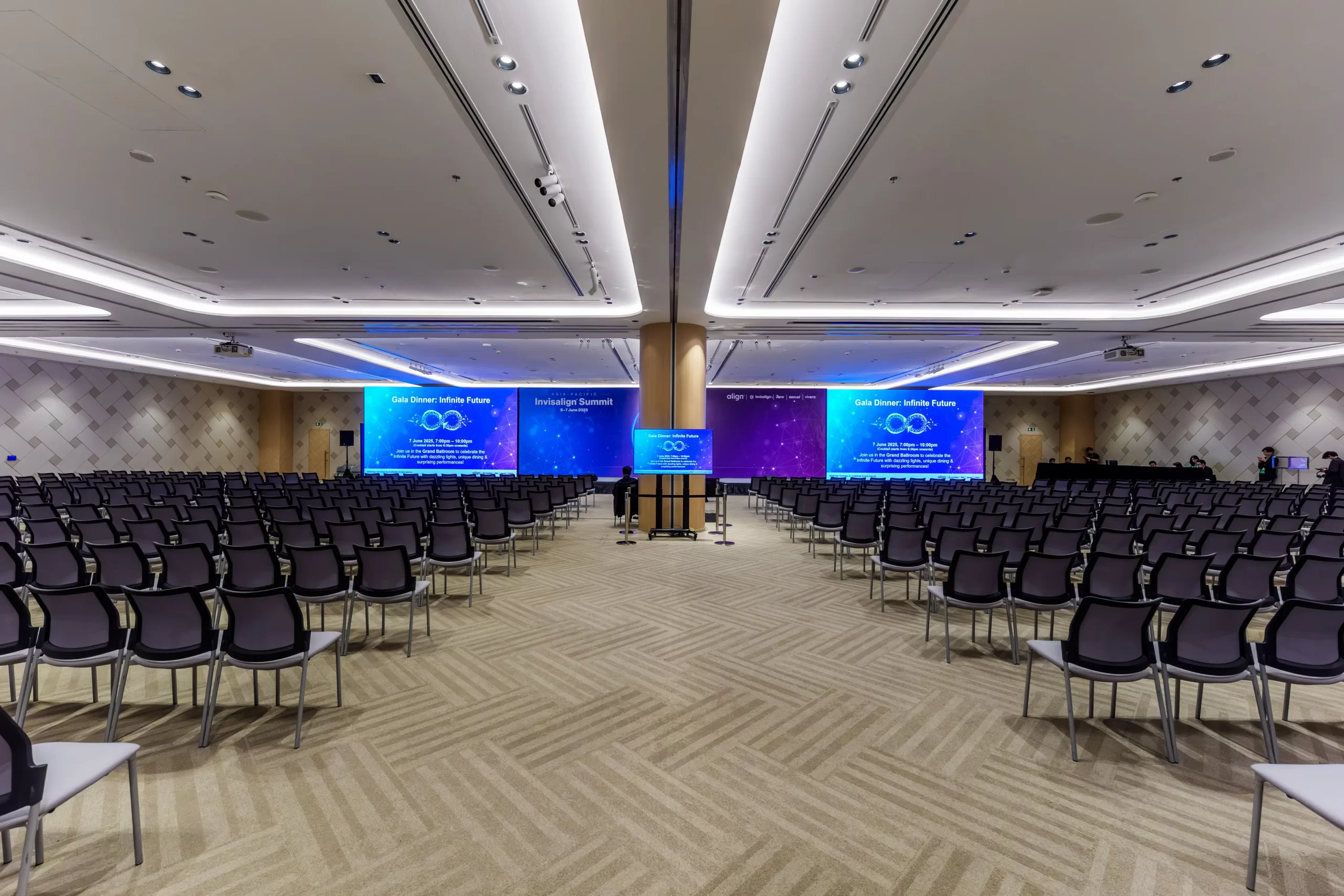 professional-theater-style-seating-layout-for-large-conferences