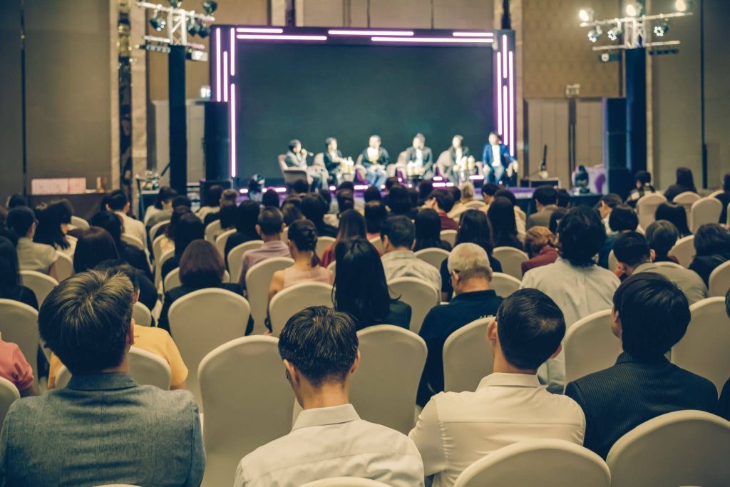 hybrid-event-panel-discussion-live-audience